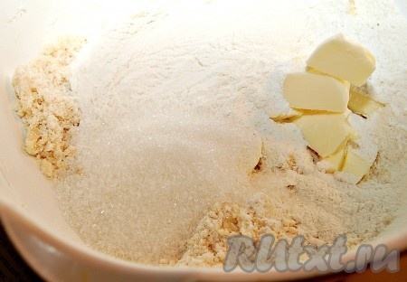 Смешать муку, масло, сахар и разрыхлитель до состояния крошки.