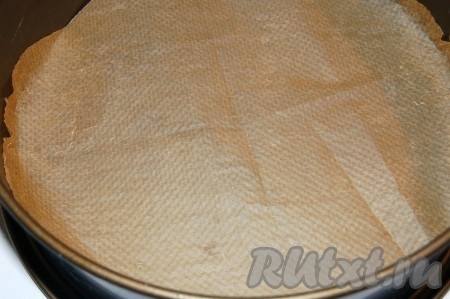 Взять разъемную форму и выстелить ее дно бумагой для выпечки.