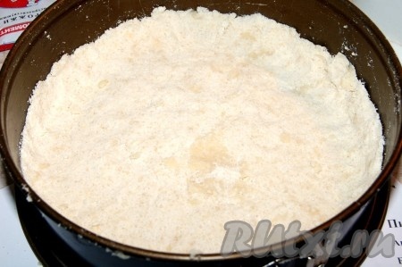 Взять 2/3 части теста из крошек и выложить им дно и стенки формы.