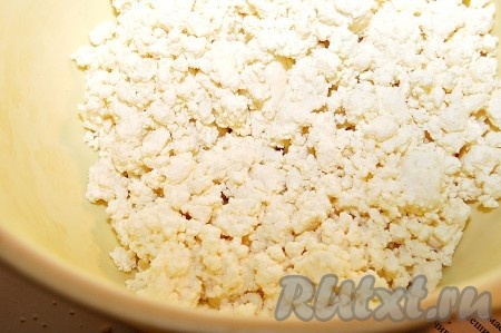 Смешать муку, масло, сахар и разрыхлитель до состояния крошки.