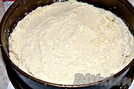 Выложить начинку в форму, разровнять.