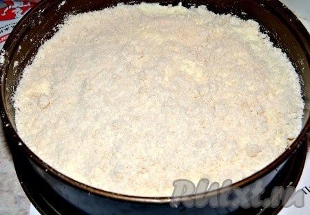 Сверху выложить оставшееся тесто-крошку. Равномерно распределить ее по всей поверхности начинки. Отправить пирог выпекаться в заранее нагретую до 180 градусов духовку приблизительно на 1 час. Готовность проверить лучинкой (или зубочисткой).
