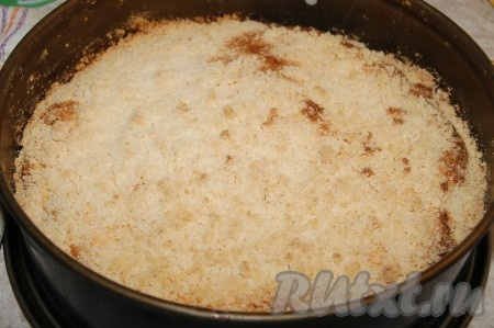 Через час достать пирог "Крошка" из духовки.
