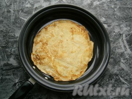 Обжаривать каждый блинчик на среднем огне до румяности с одной стороны, после чего перевернуть и также&nbsp;обжарить до румяного цвета с другой стороны. Жарятся блинчики быстро, буквально по 1 минуте с каждой стороны.