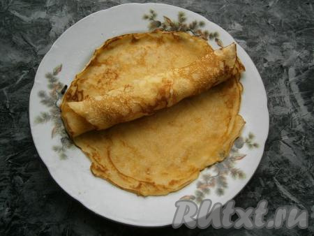 Свернуть блинчик с творогом&nbsp;трубочкой.