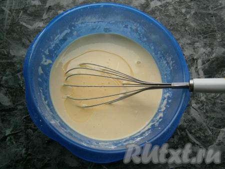 Замесить обычное блинное тесто, по консистенции оно должно быть не слишком жидким, но и не густым. Далее&nbsp;добавить 2 столовые ложки&nbsp;растительного масла, тесто перемешать до однородности. Оставить тесто, прикрыв пленкой, на 30 минут.