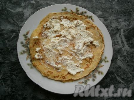 Каждый блинчик, еще теплым, смазать 1-2 столовыми ложками начинки из творога и изюма.