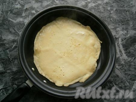 Блинчики пожарить на разогретой, с небольшим количеством растительного масла, сковороде обычным способом, наливая часть теста и распределяя его по сковороде.