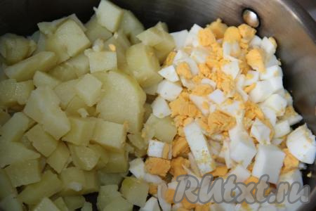 Яйца нарезать на кубики такого же размера, как мы нарезали и картошку. Нарезанные яйца добавить к картофелю.
