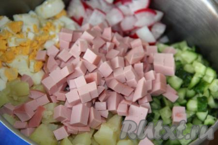 Сюда же добавить и колбасу, нарезанную средними кубиками.