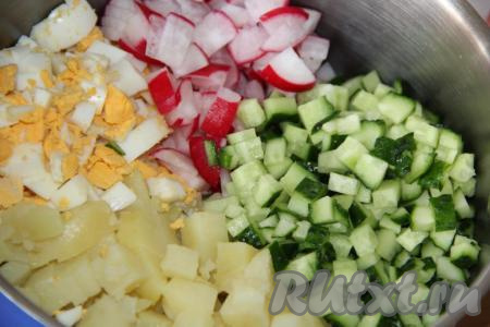 Огурцы нарезать на мелкие кубики и тоже добавить в кастрюлю.