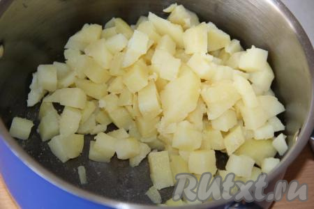 Картофель и яйца предварительно сварить, остудить и очистить. Нарезать картошку на кубики среднего размера, выложить в большую кастрюлю (или глубокий салатник).