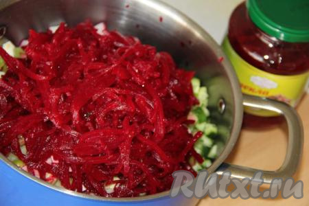 В кастрюлю к овощам, колбасе и яйцам добавить маринованную свеклу вместе с маринадом.