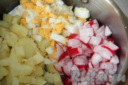 Вымыть редиску, огурцы и болгарский перец. Редис, нарезав тонкими ломтиками, добавить в кастрюлю к яйцам и картошке.