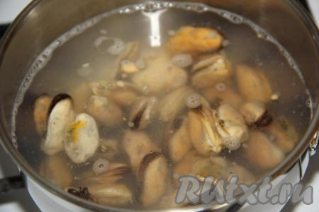 Пока тесто подходит, отварим морепродукты. Для этого в одной кастрюле нужно вскипятить воду, выложить мидии и отварить их в течение 5 минут с момента закипания на небольшом огне. Затем откинуть мидии на дуршлаг и дать остыть.