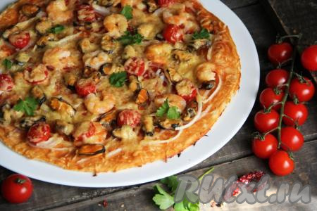 Вот такая аппетитная и очень вкусная пицца с мидиями и креветками получилась. Вторую пиццу приготовить по тому же принципу.