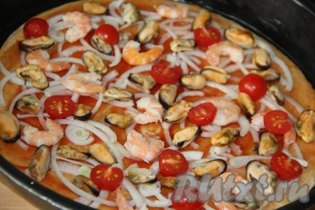 Затем распределить&nbsp;половинки помидоров черри. Если нет черри, то можно использовать обычные помидоры, нарезанные на дольки.