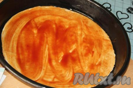 Смазать форму для выпечки растительным маслом, выложить раскатанное тесто, хорошо смазать томатным соусом (или кетчупом).