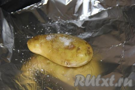 Картофель тщательно вымыть. Выложить одну картофелину на фольгу, полить 1/2 чайной ложки оливкового (или растительного) масла и немного посолить.