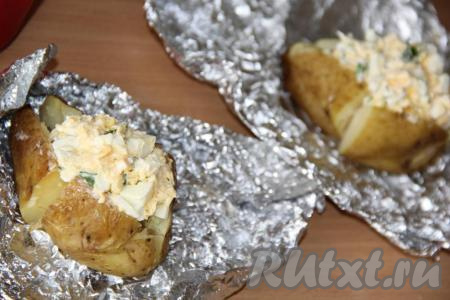 Наполнить картофельные "лодочки" начинкой.