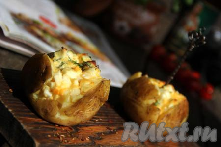 Поставить картофель в горячую духовку и запекать при температуре 180-200 градусов 5-7 минут, чтобы начинка прогрелась и сыр расплавился. Запеченный картофель, фаршированный сыром, получается&nbsp; аппетитным, сытным и очень вкусным, попробуйте!