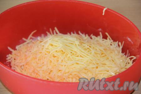 Пока картофель запекается, приготовить начинку. Сыр натереть на мелкой тёрке.