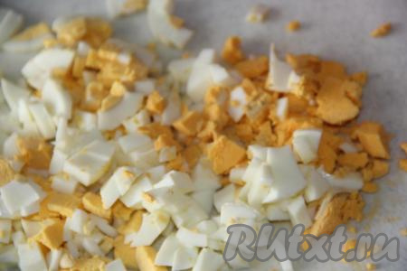 Варёные яйца очистить и мелко нарезать (можно натереть на крупной тёрке).