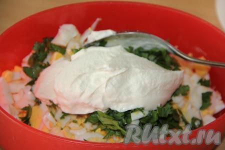 К яйцам, зелени и сыру добавить сметану, тщательно перемешать и начинка для фарширования картофеля, запеченного в фольге, готова.