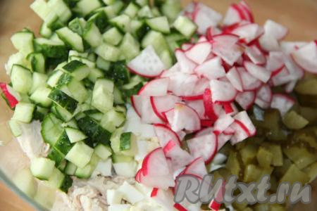 Сюда же выложить вымытую и нарезанную тонкими ломтиками (или на мелкие кубики) редиску.