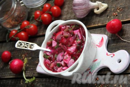 Холодный борщ, приготовленный с курицей, получается аппетитным и очень вкусным. Такое блюдо в жаркие дни и освежит, и насытит, попробуйте!