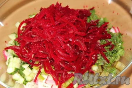 Добавить свеклу. Я использовала маринованную покупную свеклу, которая продаётся в баночках, и добавила её вместе с маринадом. Можно сварить (или запечь) свеклу до готовности, остудить и нарезать кубиками (или натереть на тёрке).