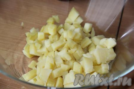 Картофель предварительно сварить, остудить, очистить, а затем нарезать на кубики среднего размера.