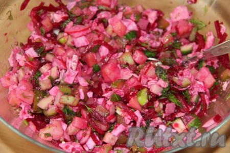 Посолить получившуюся смесь по вкусу и хорошо перемешать. Холодный борщ с курицей можно сразу подать к столу, заправив его водой (или кефиром), а можно отправить в холодильник, а заправить непосредственно перед подачей (хранить такой борщ в холодильнике желательно не более 2 суток).&nbsp;Мы любим заправлять такой борщ холодной водой с добавлением уксуса.