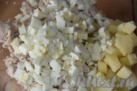 Яйца отварить в течение минут 10, очистить, мелко нарезать и добавить к картофелю и курице.