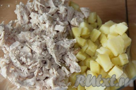 Куриную грудку предварительно сварить до готовности (варить минут 25-30 с момента закипания воды), затем остудить, нарезать на кубики среднего размера (или порвать на волокна) и выложить к нарезанной картошке.