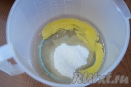 Яйцо взбить с сахаром и ванилином.