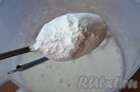 Добавить муку, взбить.