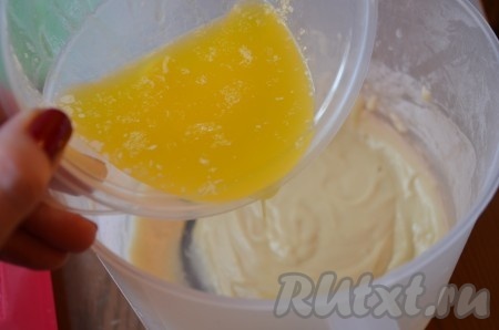 Тонкой струйкой, как показано на&nbsp;фото, влить растопленное и охлажденное сливочное масло, тщательно перемешать.
