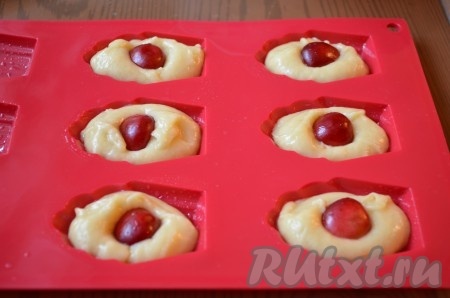 Разложить тесто по формочкам, по желанию в каждое печенье "Мадлен" положить ягоду. Выпекать 12-15 минут при температуре 190 градусов.
