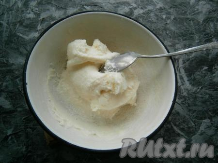 Постепенно у вас получится замечательное молочное мороженое. Слишком (совсем до состояния льда) замораживать мороженое не нужно, но если так произойдет, перед подачей поместите его в холодильник минут на 20.