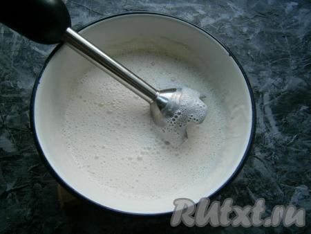 Дать смеси остыть и взбить ее погружным блендером.