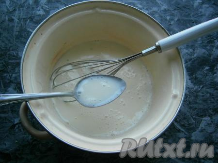 Кастрюлю поставить на небольшой огонь и, постоянно помешивая, довести молочную смесь до кипения, варить минуты 2-3 (до небольшого загустения), снять с огня. Получится смесь, похожая на жидкий кисель.