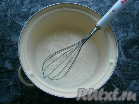 Венчиком тщательно взбить получившуюся молочную смесь.