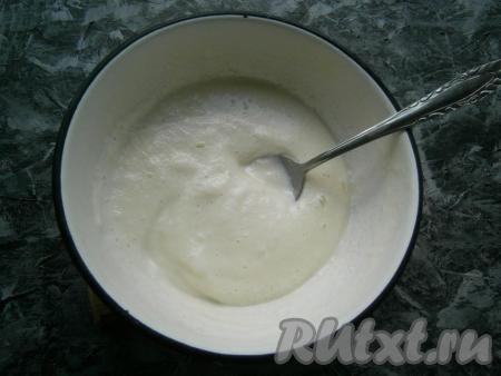 Поместить миску с молочной смесью в морозилку на 5-6 часов (до полного замораживания). Для того чтобы не образовывались кристаллики льда, мороженое нужно каждый час тщательно перемешивать.