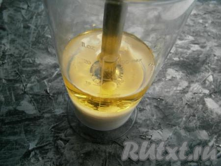 Опустить погружной блендер до дна и включить его на минимальную скорость.