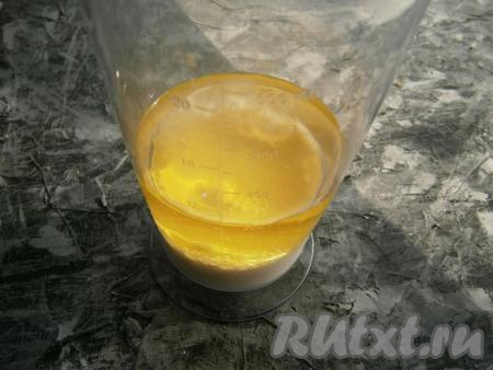 Аккуратно тонкой струйкой влить подсолнечное масло комнатной температуры. Должны четко быть видны 2 слоя (как на фото).