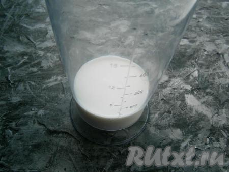 В стакан блендера влить молоко комнатной температуры.