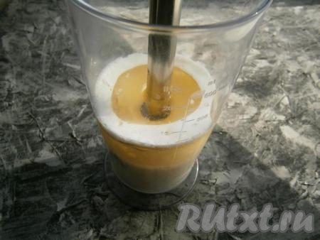 Буквально через несколько секунд внизу смесь начнет загустевать, добавить в нее соль, сахар, горчицу и влить лимонный сок.