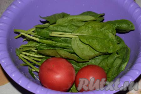 Шпинат и помидоры промываем водой, обсушиваем, чтобы избавиться от лишней влаги.