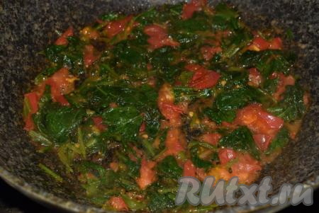 Готовые шпинат с помидорами пустят сок и станут похожи на зажарку (как на фото).